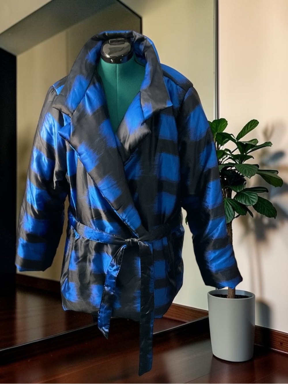IMAN Global Chic Blue & Black Puffer Jacket P:25-28” L:32.5”